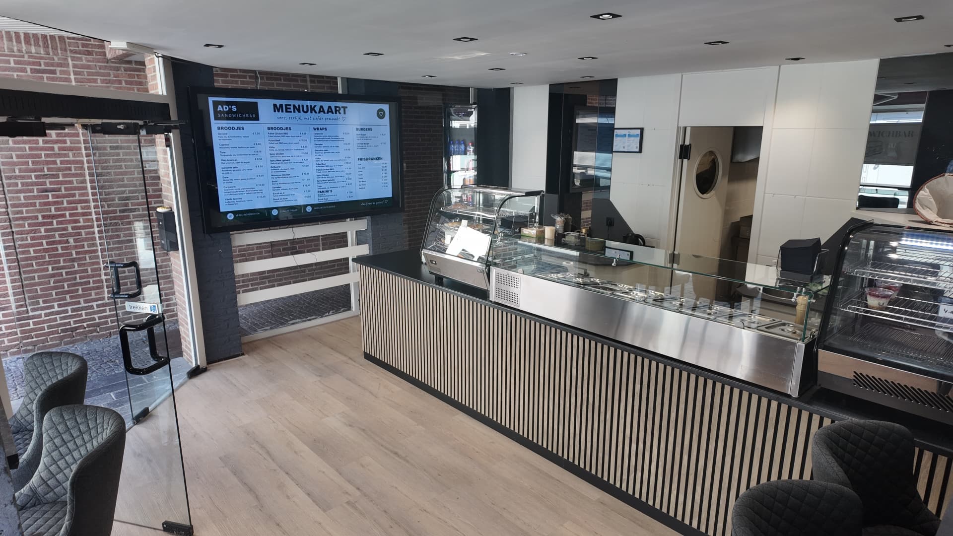 Interieur met toonbank van Ad's Sandwichbar